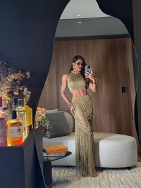CONJUNTO CAPRI TOFFEE - CROPPED COM PEDRARIAS , SAIA E HOT PANT , FIOS DE SEDA