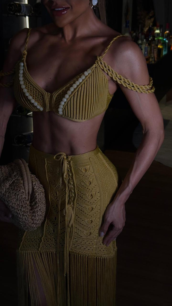 CONJUNTO BARCELONA GOLD - TOP COM PEDRARIAS, SAIA E HOT PANT , FIOS DE SEDA