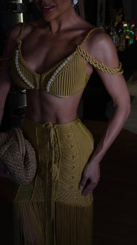 CONJUNTO BARCELONA GOLD - TOP COM PEDRARIAS, SAIA E HOT PANT , FIOS DE SEDA