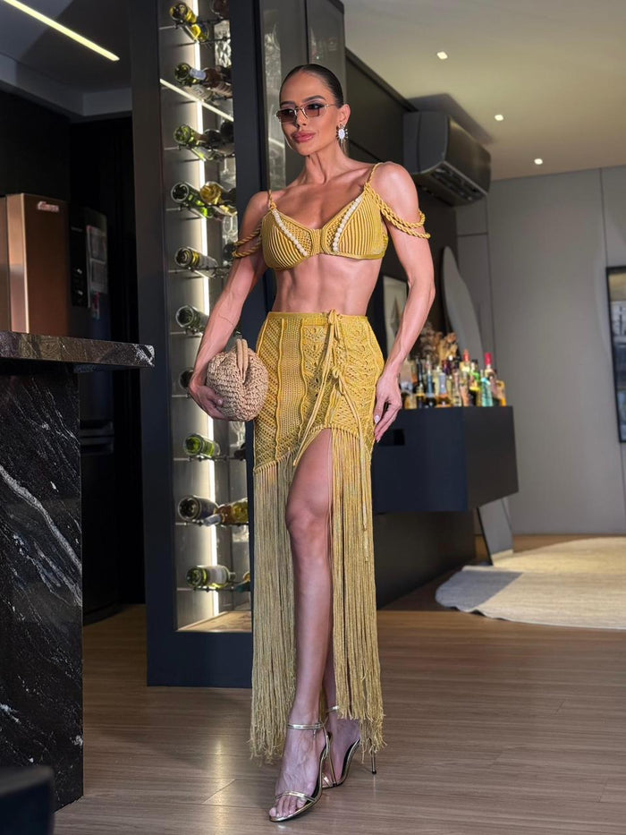 CONJUNTO BARCELONA GOLD - TOP COM PEDRARIAS, SAIA E HOT PANT , FIOS DE SEDA