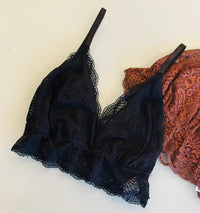 TOP LOLLA EM RENDA BLACK