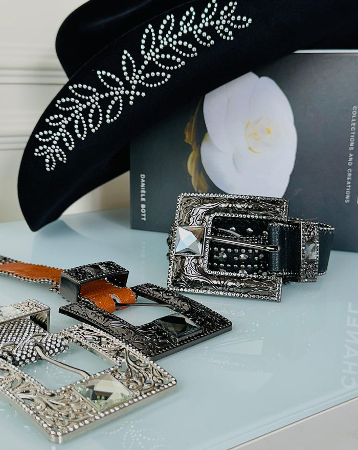 CINTO REALEZA EM STRASS COM MAX FIVELA - MARROM