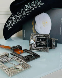 CINTO REALEZA EM STRASS COM MAX FIVELA - MARROM