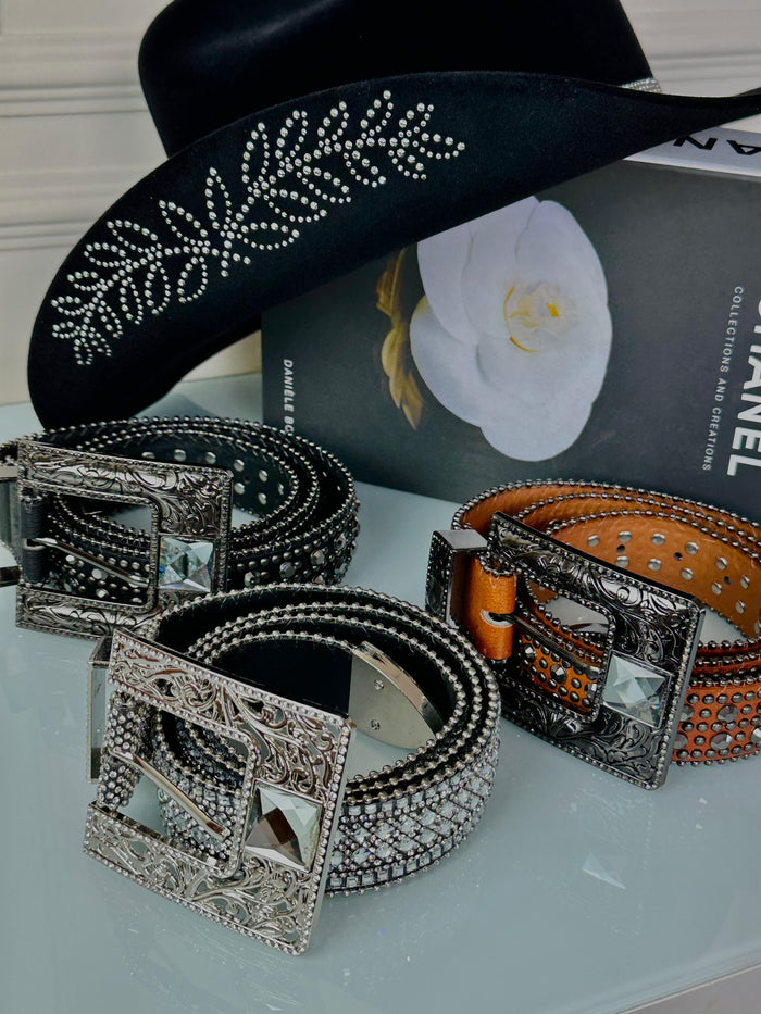 CINTO REALEZA EM STRASS COM MAX FIVELA - MARROM