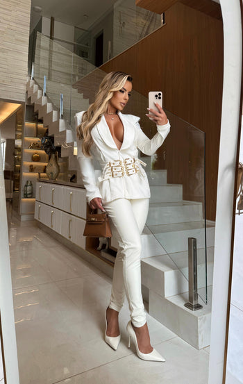 CONJUNTO MADEMOISELLE OFF - BLAZER COM 3 CINTOS FAIXA COM FIVELA EMBUTIDOS E CALÇA SKINNY MONTARIA