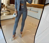 CALÇA SKINNY CINZA COM CINTO FIVELA EM METAL