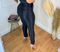 CALÇA SKINNY GLOSS COM CINTO PRETO
