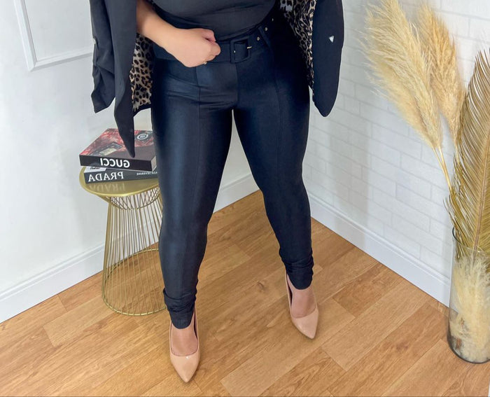 CALÇA SKINNY GLOSS BLACK COM CINTO PRETO - PEÇA PROMOCIONAL SEM TROCA