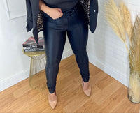 CALÇA SKINNY GLOSS COM CINTO PRETO
