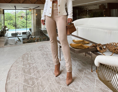 CALÇA SKINNY NUDE COM CINTO FIVELA EM METAL