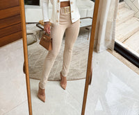 CALÇA SKINNY NUDE COM CINTO FIVELA EM METAL