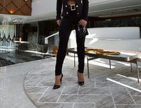 CALÇA SKINNY PRETA COM CINTO FIVELA EM METAL