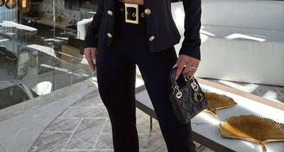 CALÇA SKINNY PRETA COM CINTO FIVELA EM METAL