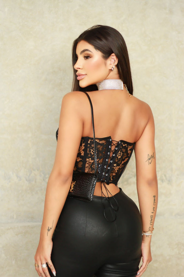 CORSELET RENDA FRANCESA COM BARBATANAS BLACK